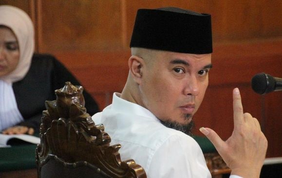 Hakim PN Surabaya Vonis Ahmad Dhani 1 Tahun Penjara