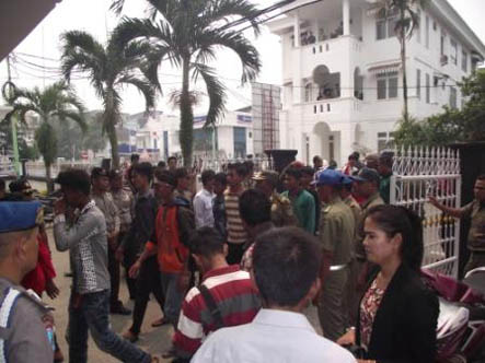Massa Gemar Geruduk KPU dan DPRD Rohil