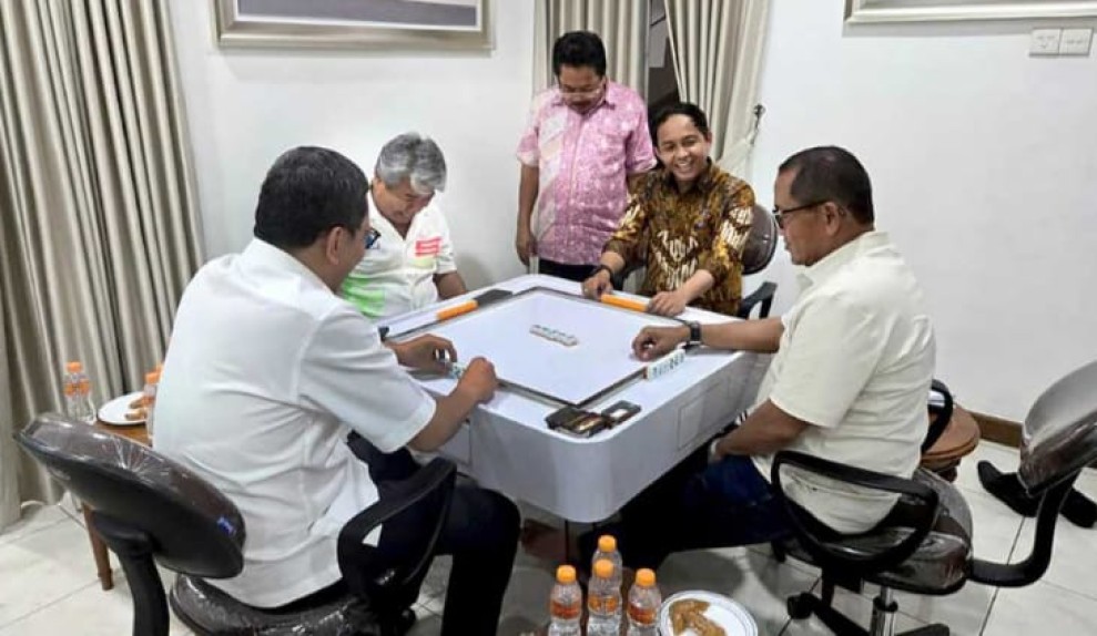 Menteri Kehutanan Disorot Usai Tertangkap Kamera Bermain Domino dengan Tersangka Pembalakan Liar 