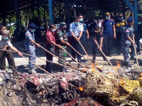 Bengkalis Musnahkan 395 Karung Bawang Merah Ilegal Tangkapan TNI AL