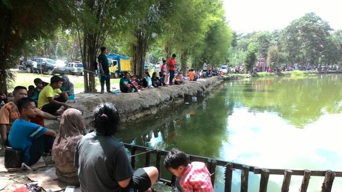 Libur Lebaran ke Alam Mayang Pekanbaru, Warga Banjiri Kolam Pancing