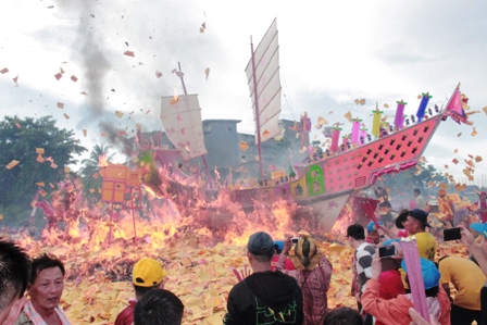 Bakar Tongkang Sempat Diguyur Hujan, Tiang Tongkang Jatuh Kelaut