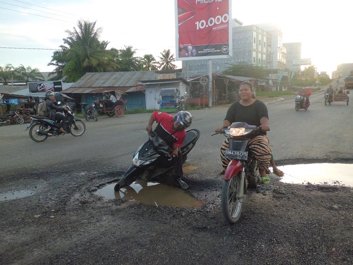 Jalan Rusak Membahayakan Bagi Pengendara