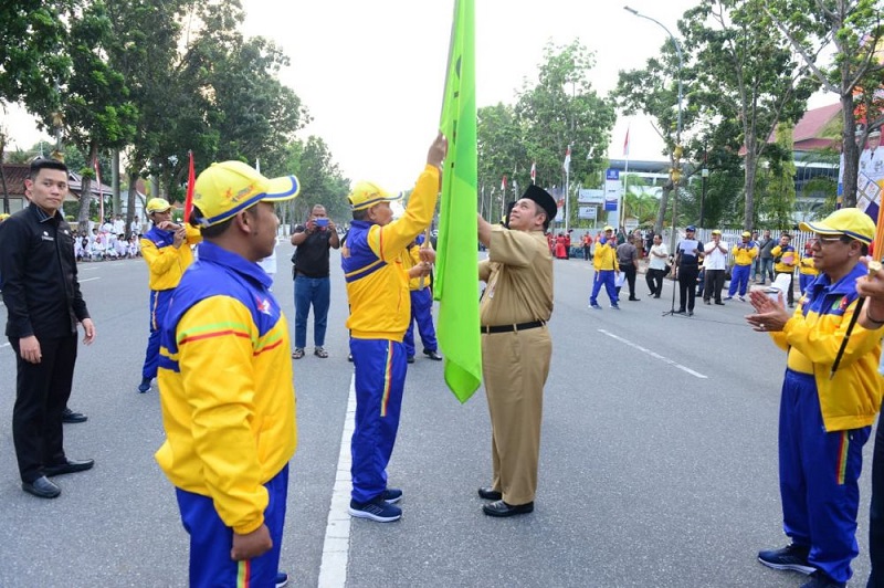 Pj Sekdaprov Riau Lepas Kontingen Porwil Sumatera ke-X 