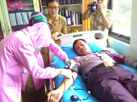Kapolres Meranti Sumbangkan Darah untuk Nenek Sayang 