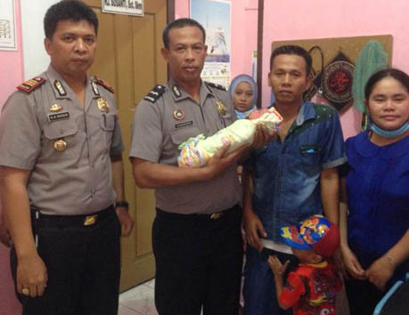 Dibantu Polisi, Warga Kampar Melahirkan di Pos Polantas Depan Polsek Payung Sekaki