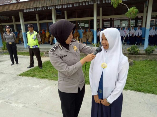 Polisi Cantik Ini Ajak Siswa SMPN 2 Kampar Jauhi Narkoba
