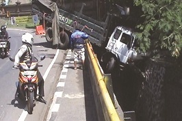 Akibat Kelalain Pengemudi dan Diduga Rem Blong, Mobil Hino Tronton Terjun Bebas ke Sungai