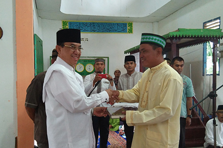Safari Ramadan di Sungai Raya, Bupati Inhil Serahkan Sejumlah Bantuan 