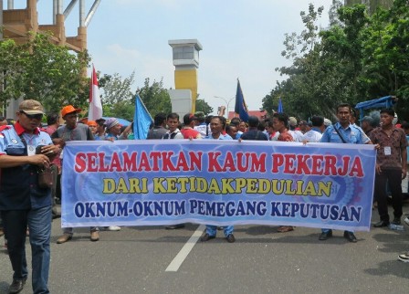 Kepung Kantor Gubernur, Massa Buruh Tuntut Gubri Benahi Tata Kelola BPJS Kesehatan