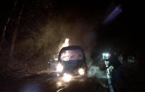 Satu Unit Travel Jurusan Tembilahan-Pekanbaru Hangus Terbakar di Lintas Timur Inhu