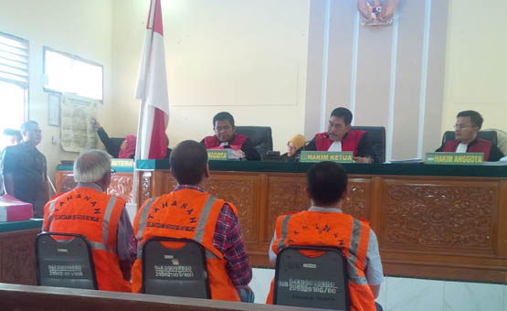 Dua WNA Terdakwa Karlahut di Inhu Dituntut Jaksa Penjara 4,6 Tahun dan Denda Rp2 Miliar 