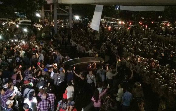 Massa Aksi Pro Ahok Bentrok dengan Polisi 