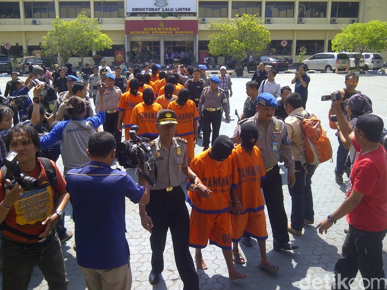 Ditahan di Polda Jatim, Ini Dia 22 Tersangka Pembunuhan Salim Kancil 