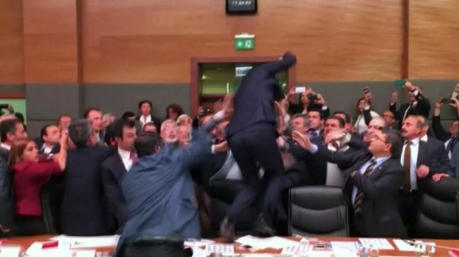Bahas Perubahan Konstitusi, Anggota Dewan Turki Baku Hantam