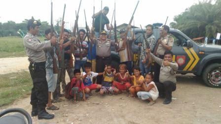 47 Pucuk Senpi Rakitan Diserahkan Suku Anak Dalam, Inhu 