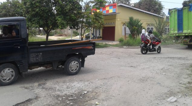 Warga Keluhkan Jalan Poros Desa di Perawang Rusak 