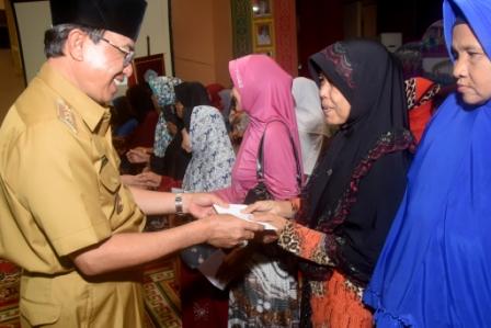 Peringati HKG PKK ke-44, Bupati Inhil Santuni Anak Yatim dan Lansia