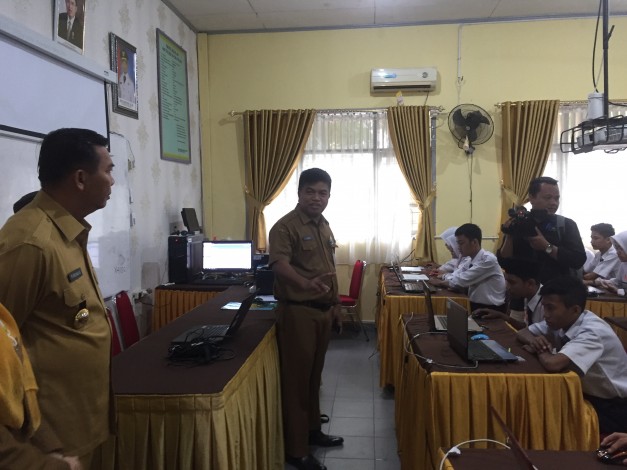 Tinjau UN SMP, Firdaus: Terimakasih Bank Riau 
