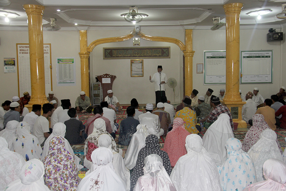 Safari Ramadan di Surau At-Tawwab, Bupati Inhil Ingatkan Penting Pembangunan Spiritual