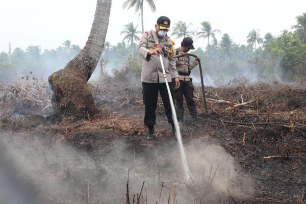 Lahan Terbakar di Jalan Paruna, Polres Inhil Pasang Police Line