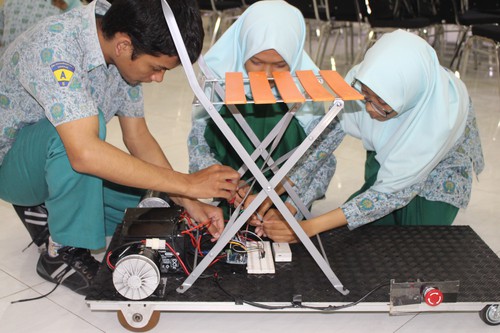 Pelajar Sidoarjo Bikin Robot Transportasi Tanpa Polusi