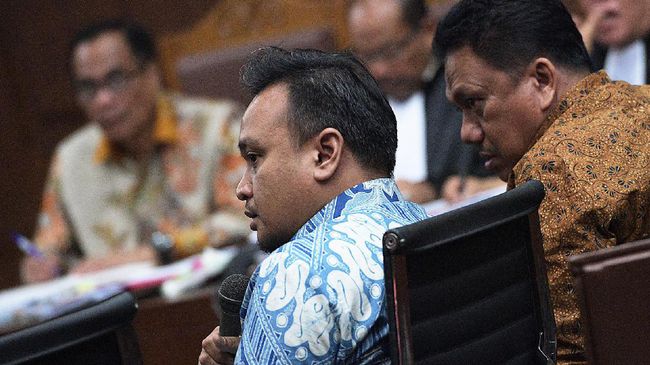 KPK Sita Dokumen Usai Geledah Rumah Keponakan Setnov