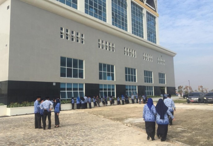 Walikota Panas-panasan Pimpin Upacara, Puluhan ASN Pekanbaru Melenggang dan Duduk-duduk Samping Kant