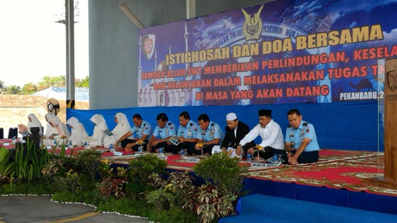 Sejumlah Jendral TNI AU Haidiri Istighosah di Lanud Roesmin Nurjadin 