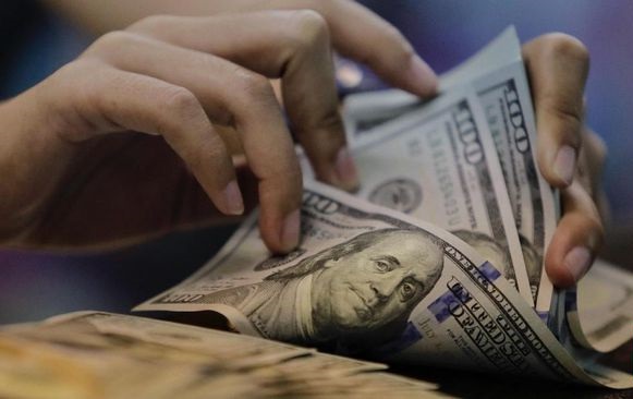 Rupiah Kembali Tersungkur, Dekati Rp14.100 per Dolar AS