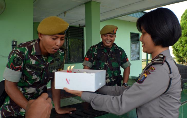 Polwan Cantik Polres Dumai Beri Kejutan Kepada Personil TNI yang Tengah Bertugas