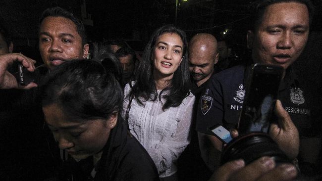Atiqah Hasiholan: Ibu saya Bohong, Tapi Tidak Menyebarkan 