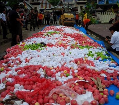 Pemandangan Tak Biasa, Lapangan Mapolres Inhil Penuh dengan Ribuan Buah-buahan Segar 