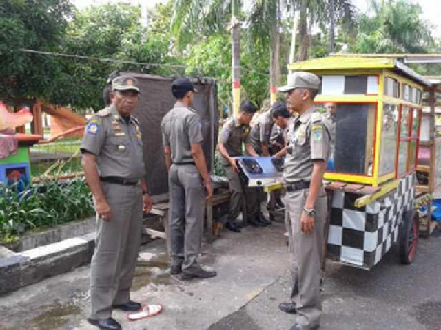 Satpol PP Amankan Gerobak PKL 