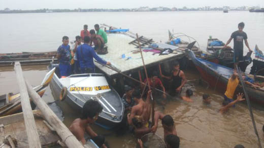 Tabrak Tongkang Batubara, Pompong Pengangkut Kelapa Karam di Inhil
