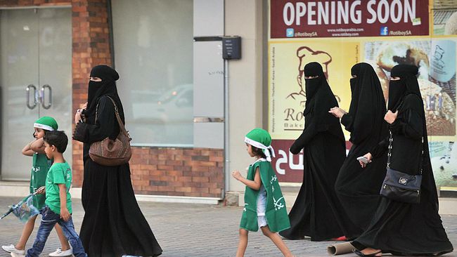 Saudi Akan Izinkan Perempuan Bekerja Tanpa Izin Wali Pria