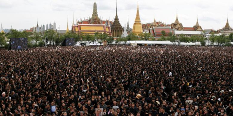 Lautan Manusia Berbaju Hitam Nyanyi Bersama Hormati Raja Bhumibol... 