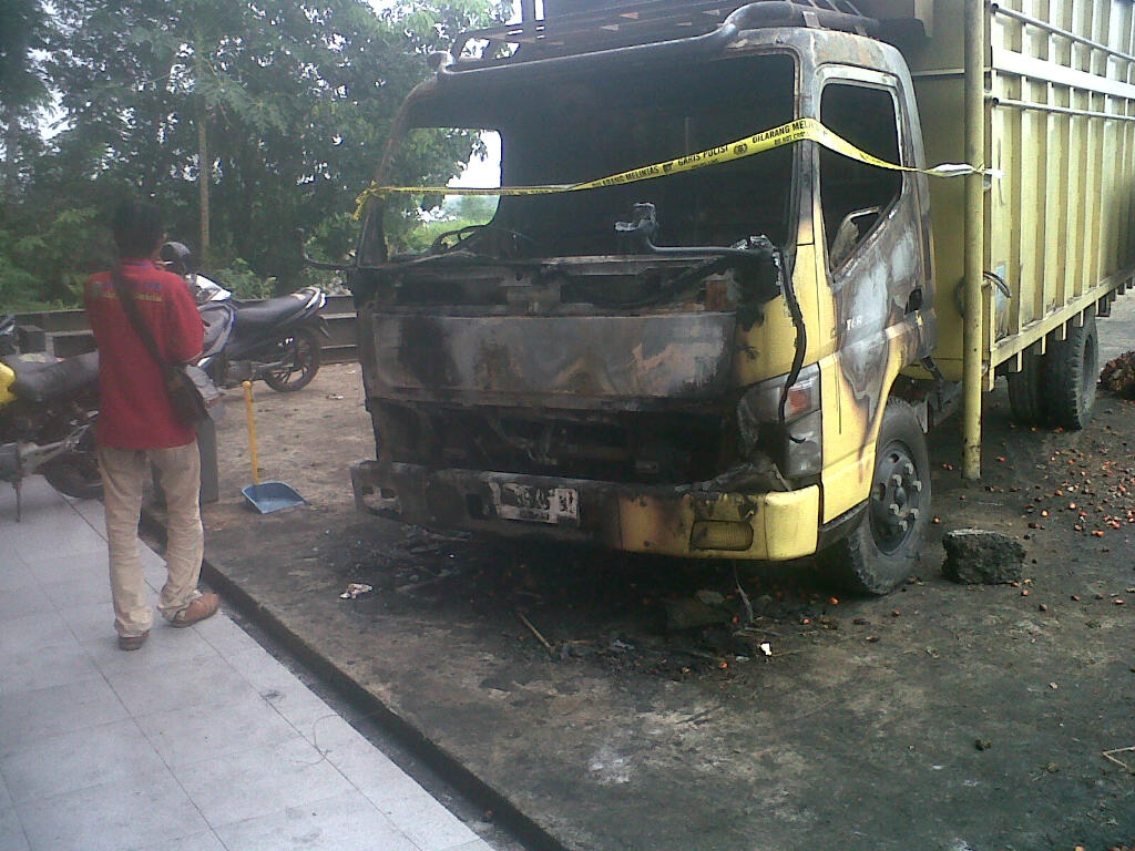 Dua Trcuk Dibakar OTK di Rohul, Kerugian Ditaksir Rp 500 Juta