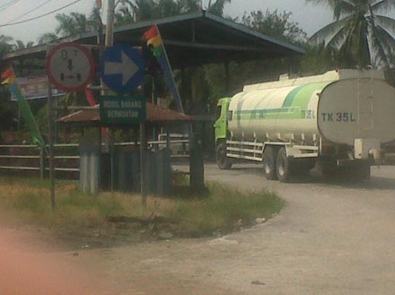 Diduga Ada Pungutan Liar, Truk Lebihi Muatan Rusak Jalan