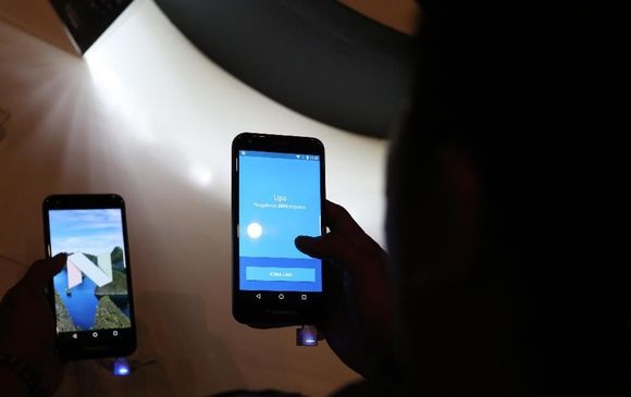 Google Buat Fitur Berbagi File Gratis Pesaing iPhone