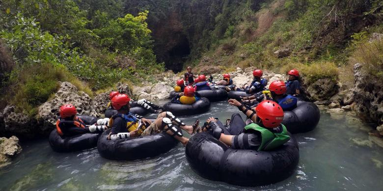 Wow... Menelusuri Sungai Bawah Tanah di Kalisuci 