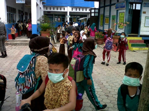 Ratusan Siswa SD Pasirpengaraian Menangis Terkena Gas Air Mata