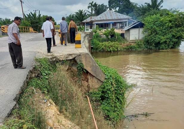 Jalan Lintas Rengat-Tembilahan Tak Kunjung Diperbaiki
