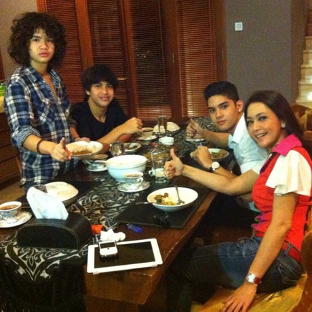 Maia Estianty Sahur dengan Al, El, dan Dul 