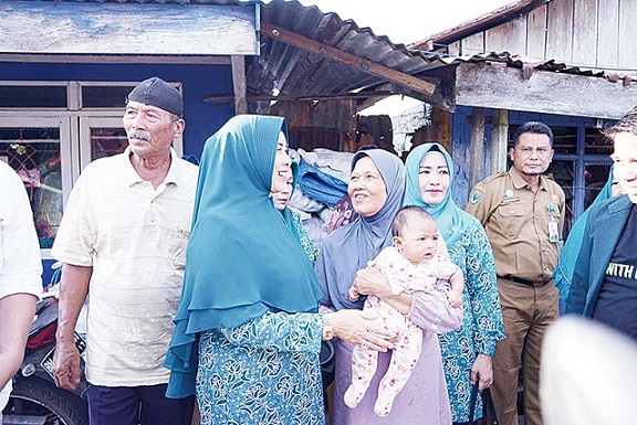Ketua PKK Kunjungi Dan Beri Bantuan Balita Gizi Buruk