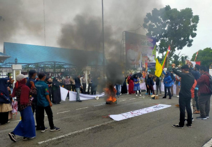 Mahasiswa Demo di Depan Kantor Bupati Bengkalis 