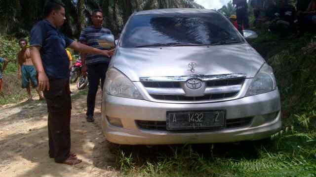 Digondol Maling, Innova Warga Pelalawan Dibuang di Kebun Sawit