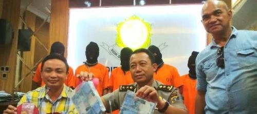 Polda Riau Bekuk 5 Perampok Lintas Kabupaten, 1 DPO Miliki Senjata Api 