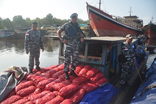 Lanal dan Polair Dumai Tangkap 22 Ton Bawang Merah Ilegal 