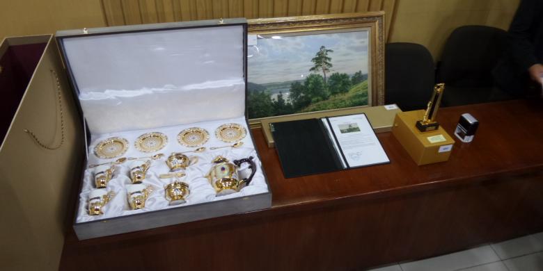 Jokowi Kembalikan Hadiah dari Perusahaan Minyak asal Rusia ke KPK 